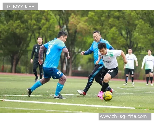 小小足球比赛中的友谊与拼搏精神的精彩瞬间